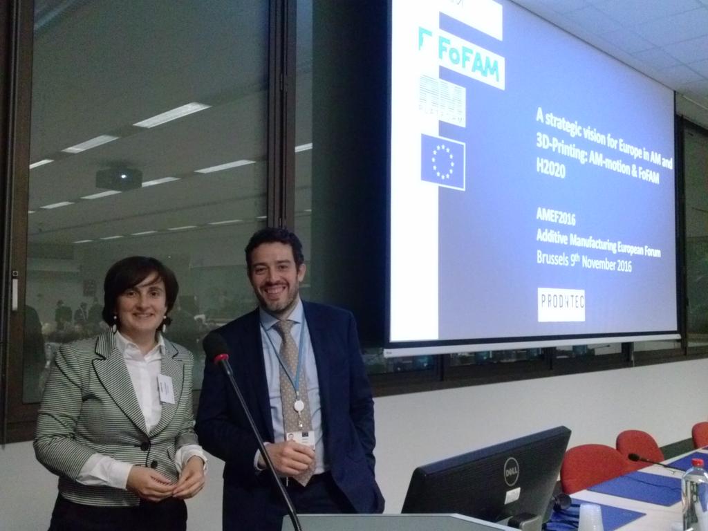Paula Queipo de PRODINTEC y German Esteban Muiz de la Comision Europea durante el foro europeo de fabricacion aditiva